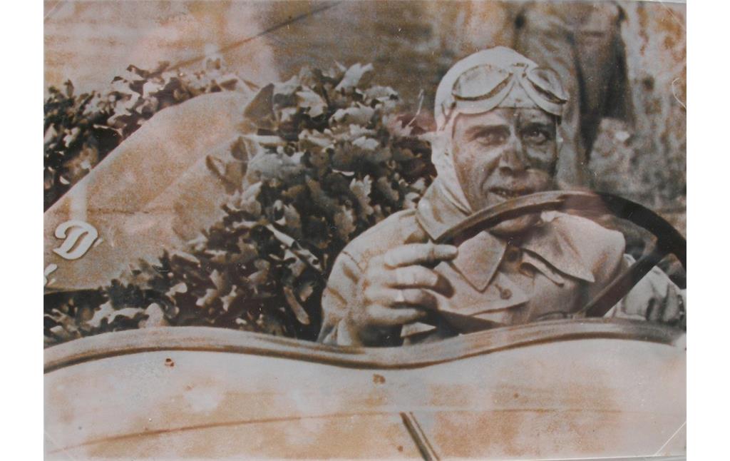 Historische Aufnahme des Siegers des Kölner Stadtwaldrennens von 1936: Ralph Roese (1900-1950) in seinem mit einem Kranz geschmückten BMW 315/1.