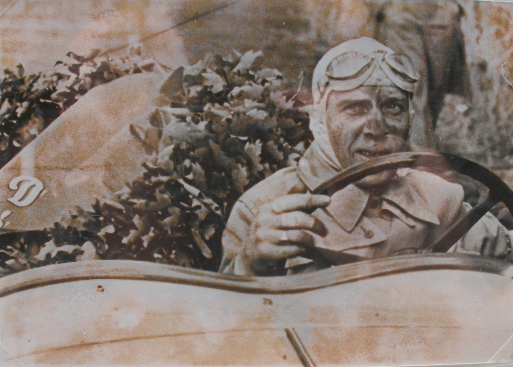 Historische Aufnahme des Siegers des Kölner Stadtwaldrennens von 1936: Ralph Roese (1900-1950) in seinem mit einem Kranz geschmückten BMW 315/1.