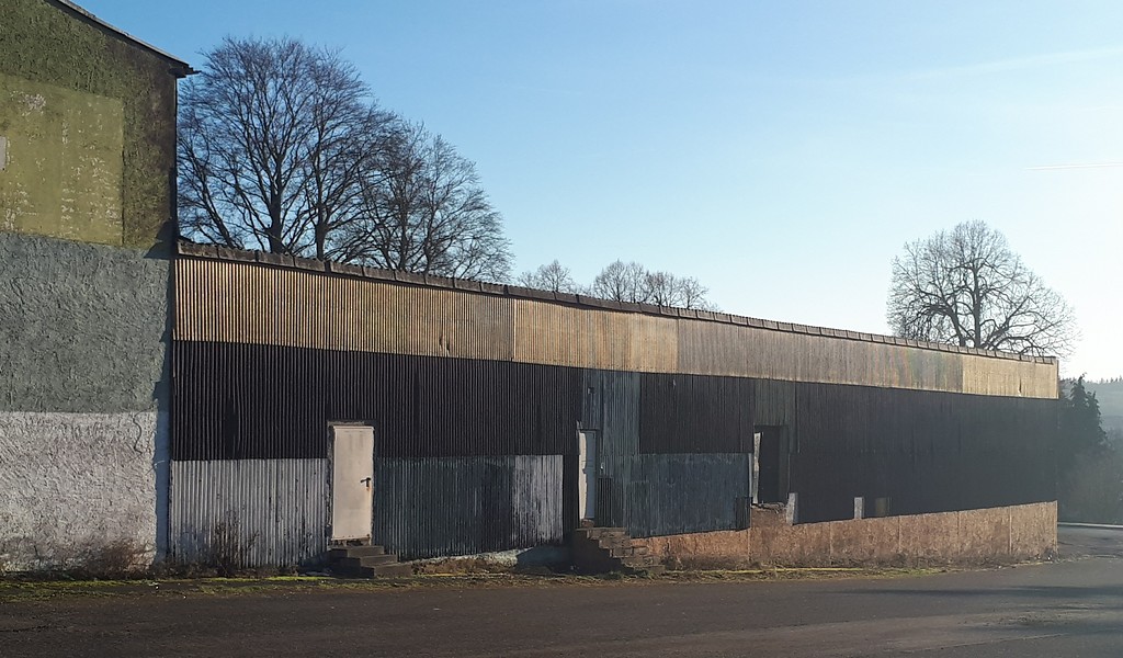 Das Gebäude der zwischen 1979 und 2015 in einem früheren Supermarkt betriebenen Diskothek Musicalbox "M-Box" in Kaisersesch (2019).