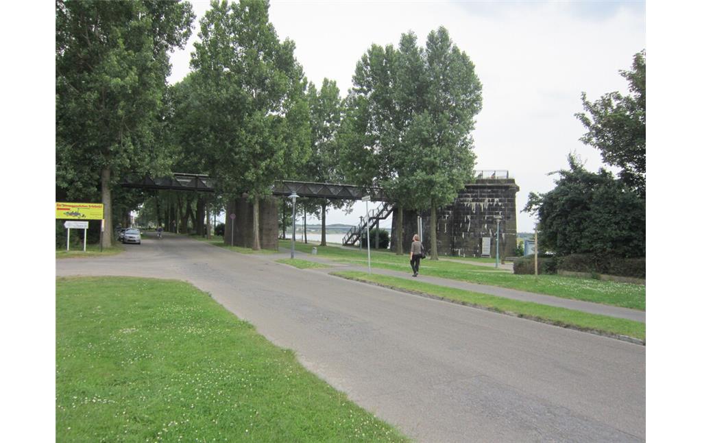Relikte der Vorbrücke der ehemaligen Eisenbahnbrücke über den Rhein bei Wesel, Weseler Seite (2014)