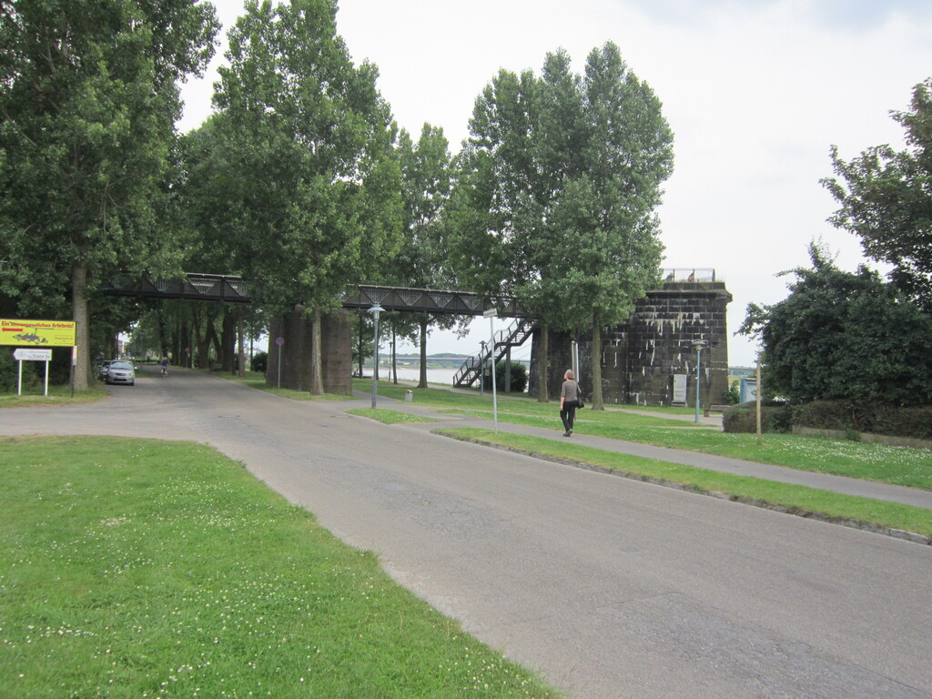 Relikte der Vorbrücke der ehemaligen Eisenbahnbrücke über den Rhein bei Wesel, Weseler Seite (2014)