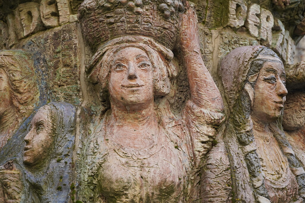 Detail der Figur "Kölnerin" des Kölner Frauenbrunnens (2023).