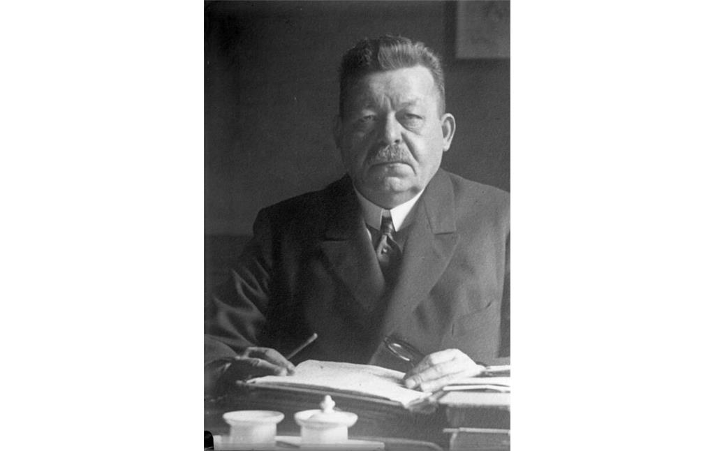 Porträt von Friedrich Ebert (1871-1925) an seinem Schreibtisch in Berlin sitzend.