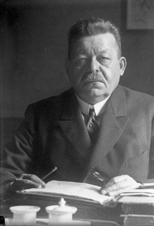 Porträt von Friedrich Ebert (1871-1925) an seinem Schreibtisch in Berlin sitzend.