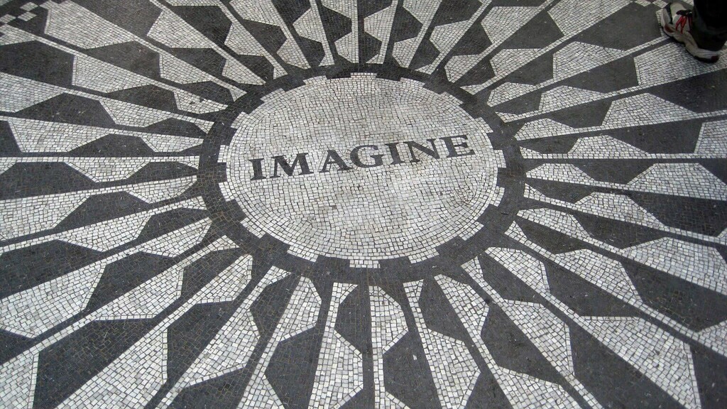 Der Schriftzug "Imagine" an dem der Friedenshymne von John Lennon gewidmeten Denkmal im New Yorker Central Park (2023), Vorbild des gleichartigen Denkmals im Kölner Friedenspark.