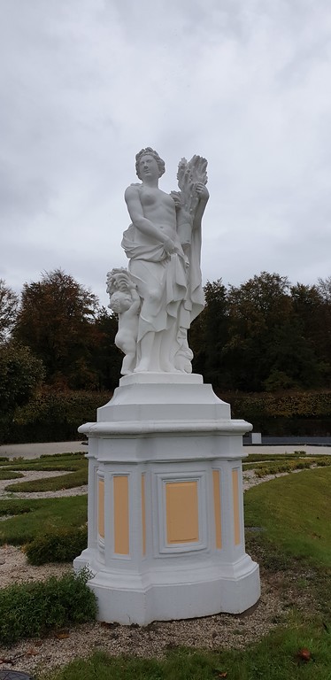 Skulptur des personifizierten Sommers im Schlosspark Brühl (2019).