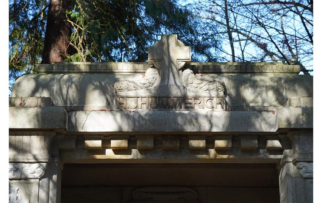 Detail der Familien-Grabstätte Hummerich auf dem Kölner Südfriedhof in Köln-Zollstock (2023).