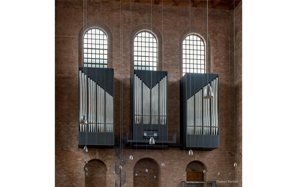 Die 2014 eingeweihte neue Hauptorgel der heute als protestantische Kirche genutzten Konstantinbasilika in Trier (2022). Das Instrument hängt an der Südwand der einstigen römischen Palastaula und ist auf drei Gehäusekörper verteilt, die sich in die Fensternischen einfügen.