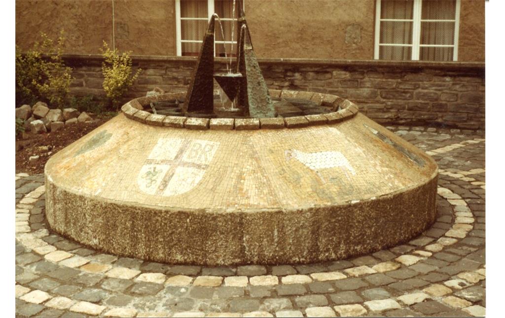 Der Mosaikbrunnen diente der Ortsgemeinde Briedel in den Jahren von 1970-1984 als Dorfbrunnen (Aufnahme aus den 1970er-Jahren).