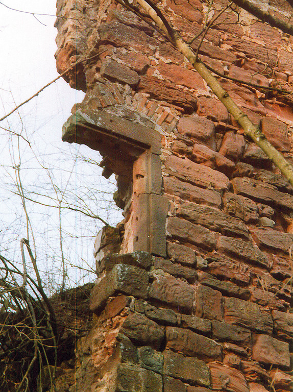 Ein Rest der Schildmauer der Burgruine Bundenbach bei Großbundenbach (2010).