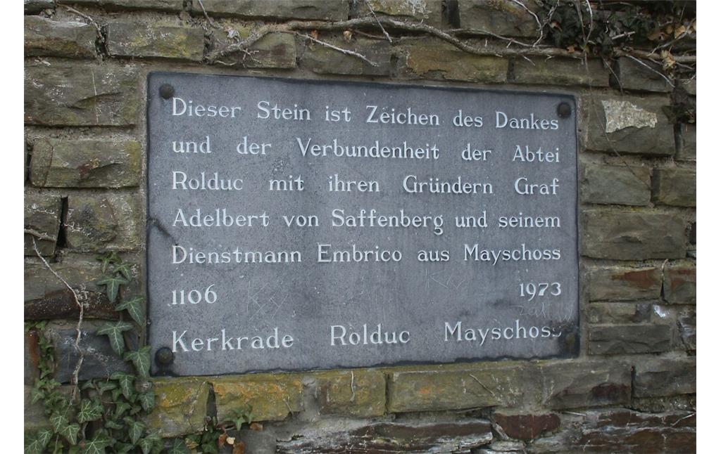 Eine Gedenktafel an der Burgruine Saffenburg bei Mayschoß erinnert an die von hier ausgehende Gründung der Abtei Rolduc in den Niederlanden (2021).