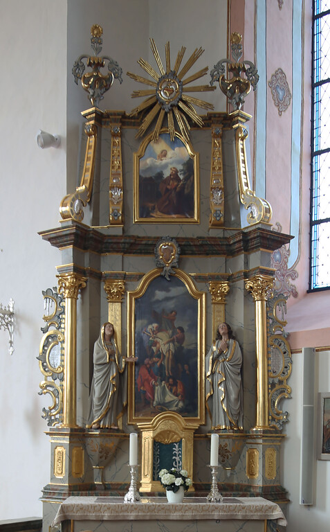 Rechter Seitenaltar in der Kirche Mariä Himmelfahrt in Helferskirchen (2020).