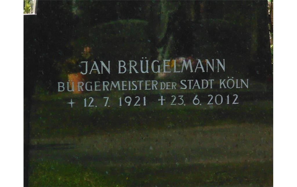 Grabinschrift des ehemaligen Kölner Oberbürgermeisters Jan Brügelmann auf dem Melatenfriedhof in Köln-Lindenthal (2020).