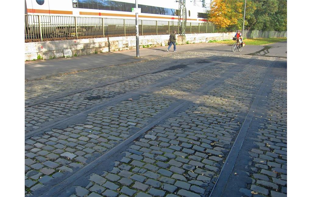 Die noch erhaltenen ehemaligen südlichen Gleise auf der Köln-Deutzer Seite der Hohenzollernbrücke (2012).