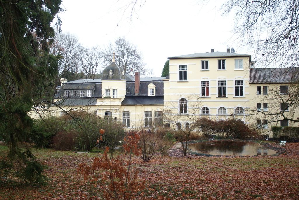 Die linke Hälfte der Vorderseite von Schloss Annaberg, vom angrenzenden Garten aus fotografiert