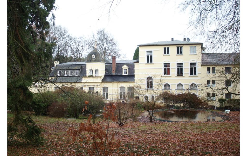 Die linke Hälfte der Vorderseite von Schloss Annaberg, vom angrenzenden Garten aus fotografiert