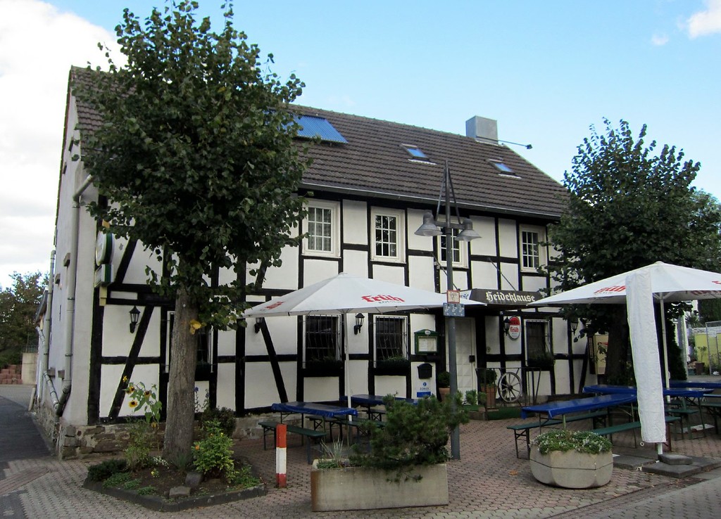 Ältere Gebäude an der Flughafenstraße in Troisdorf-Altenrath (2011)