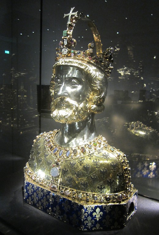Die um 1350 entstandene Karlsbüste in der Aachener Domschatzkammer, ein Reliquiar in Form der Büste Karls des Großen, in dem dessen Schädeldecke als Reliquie verwahrt wird (2015).