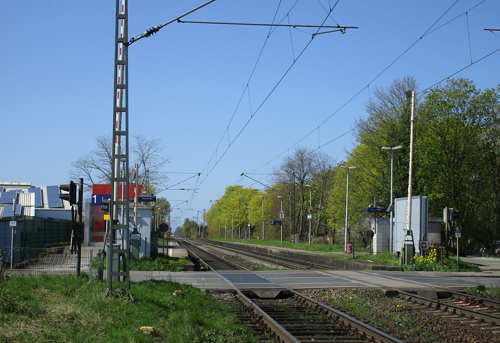 Blick über die Bahnhofstraße in Rees-Haldern auf den Haltepunkt Haldern und die in nordwestliche Richtung wegführenden Gleise (2016).