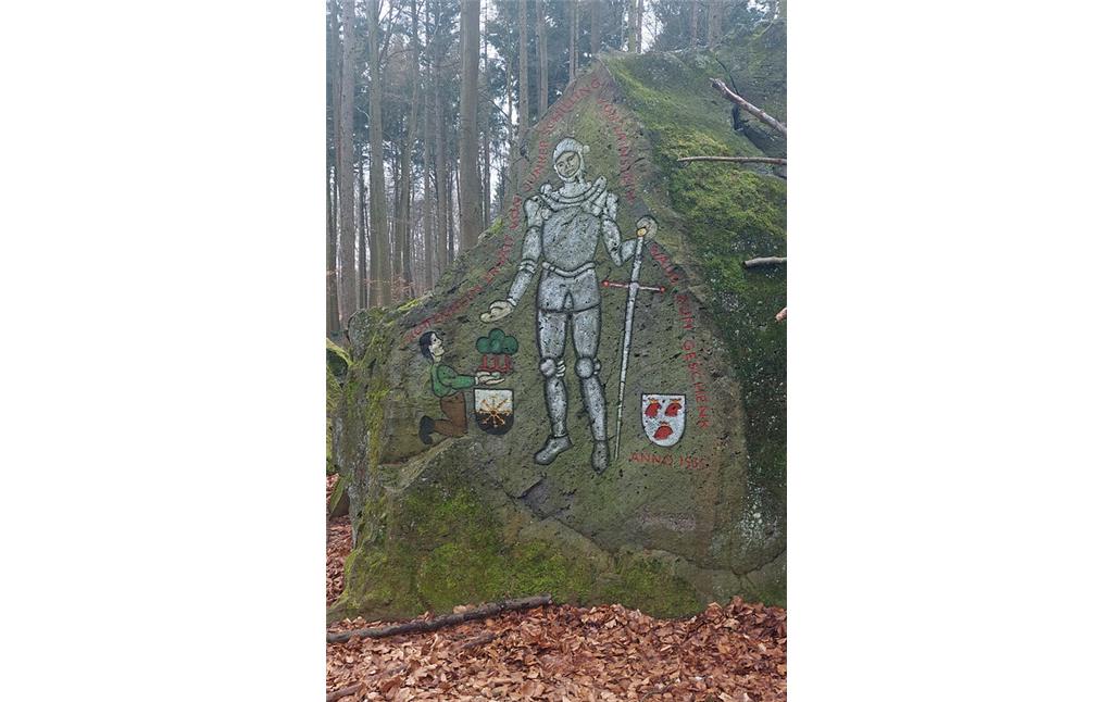 Darstellung des Junkers Konrad Schilling von Lahnstein (+ 1539) auf einem Basalt­-Findling im Kottenheimer Wald (2023). Das farblich gefasste Relief erinnert an die Schenkung von Waldbesitzungen im Steinbruchgebiet Kottenheimer Winfeld im Jahr 1535.