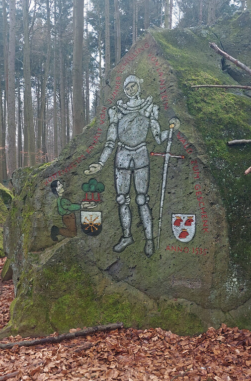 Darstellung des Junkers Konrad Schilling von Lahnstein (+ 1539) auf einem Basalt­-Findling im Kottenheimer Wald (2023). Das farblich gefasste Relief erinnert an die Schenkung von Waldbesitzungen im Steinbruchgebiet Kottenheimer Winfeld im Jahr 1535.