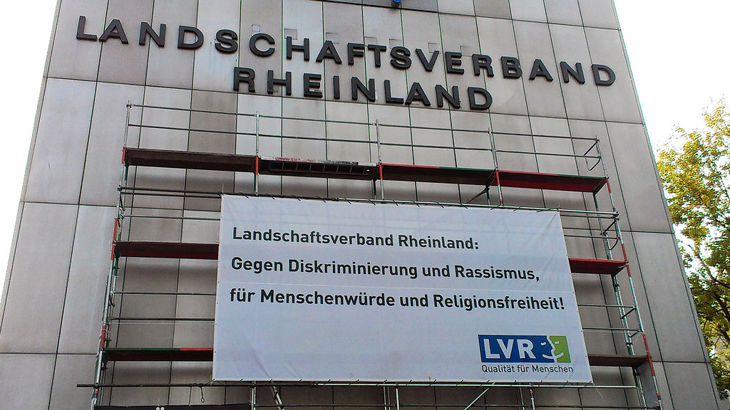 Als Informationsfläche genutzte Nordfassade des LVR-Hochhauses am Ottoplatz (2015).