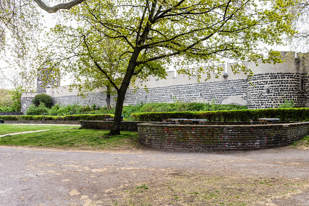 Überreste der mittelalterlichen Stadtmauer am Hansaplatz in Köln (2021)