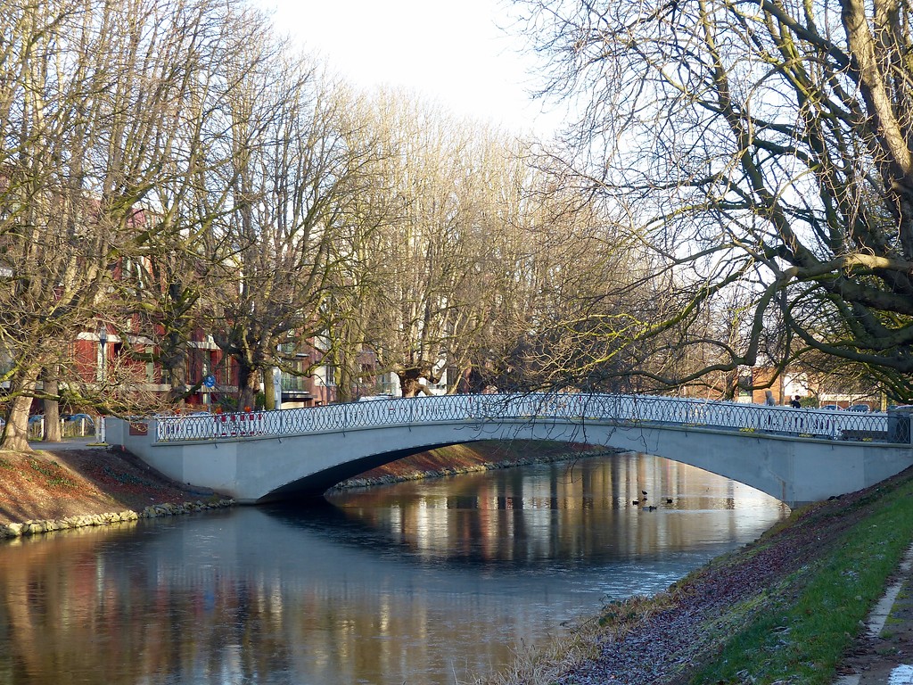Blick auf eine Brücke über den Clarenbachkanal, auch Lindenthaler Kanal bzw. Kanäle, in Köln-Lindenthal (2016).