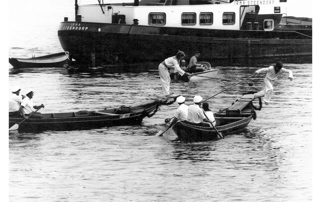 Historische Fotografie von Niersteiner Schiffern beim sogenannten Schifferstechen (1960er Jahre)