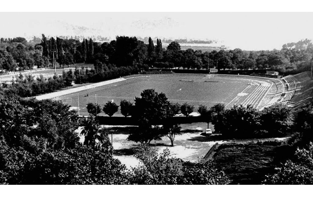 Blick auf die zentrale Spielfläche des Sportparks Gronau in Bonn - das Gronaustadion im Jahr seines Abrisses 1989.