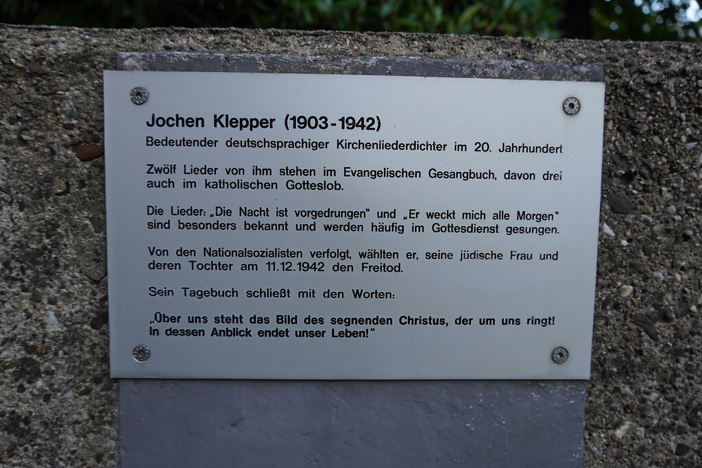 Informationstafel zum Namensgeber Jochen Klepper der Kirche Jochen-Klepper-Haus an der Aachener-Straße in Köln-Weiden (2021)