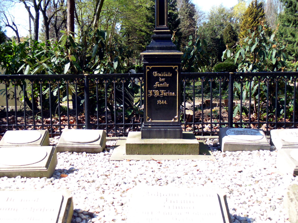 Inschrift auf dem Kreuzsockel der Grabstätte der Familie Farina von 1844 auf dem Friedhof Melaten (2020)