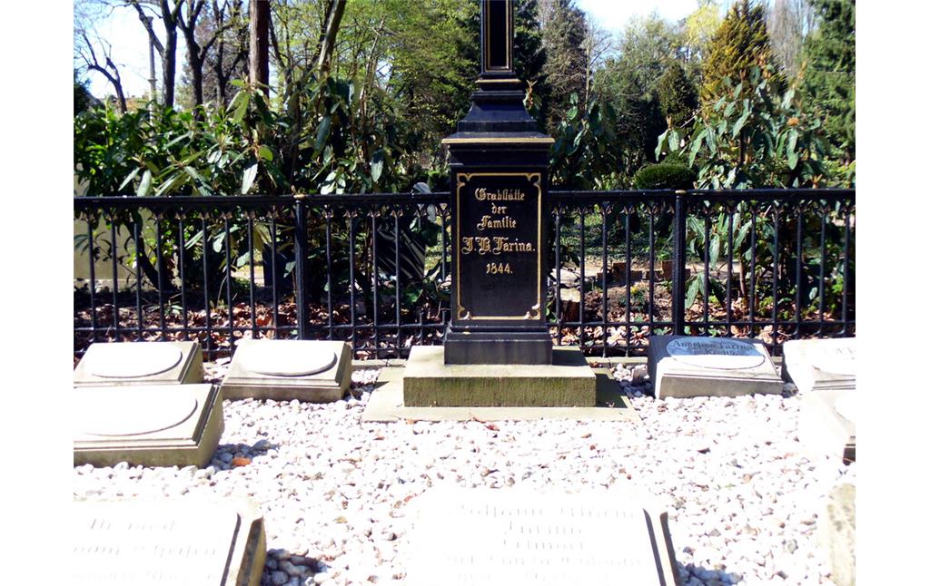 Inschrift auf dem Kreuzsockel der Grabstätte der Familie Farina von 1844 auf dem Friedhof Melaten (2020)