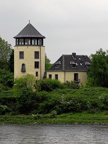 Blick auf die Burg Lülsdorf in Niederkassel von Süden über den Rhein aus (2010).