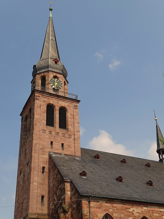 Südwestansicht des Kirchturms der protestantischen Alexanderkirche in Zweibrücken (2018).