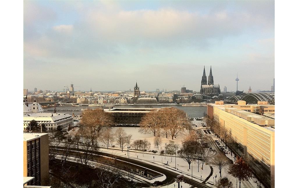 Blick auf den Kölner Dom und die Kölner Altstadt im Winter von der gegenüber liegenden Deutzer Rheinseite aus (2010)