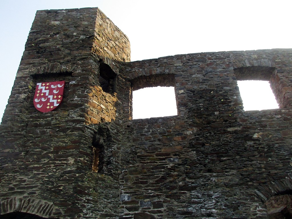 Burgruine der Winneburg bei Cochem, Gebäuderreste im südlichen Bereich des oberen Burghofs, im Turm ein Wappen der Herrschaft Winneburg und Beilstein (2018).