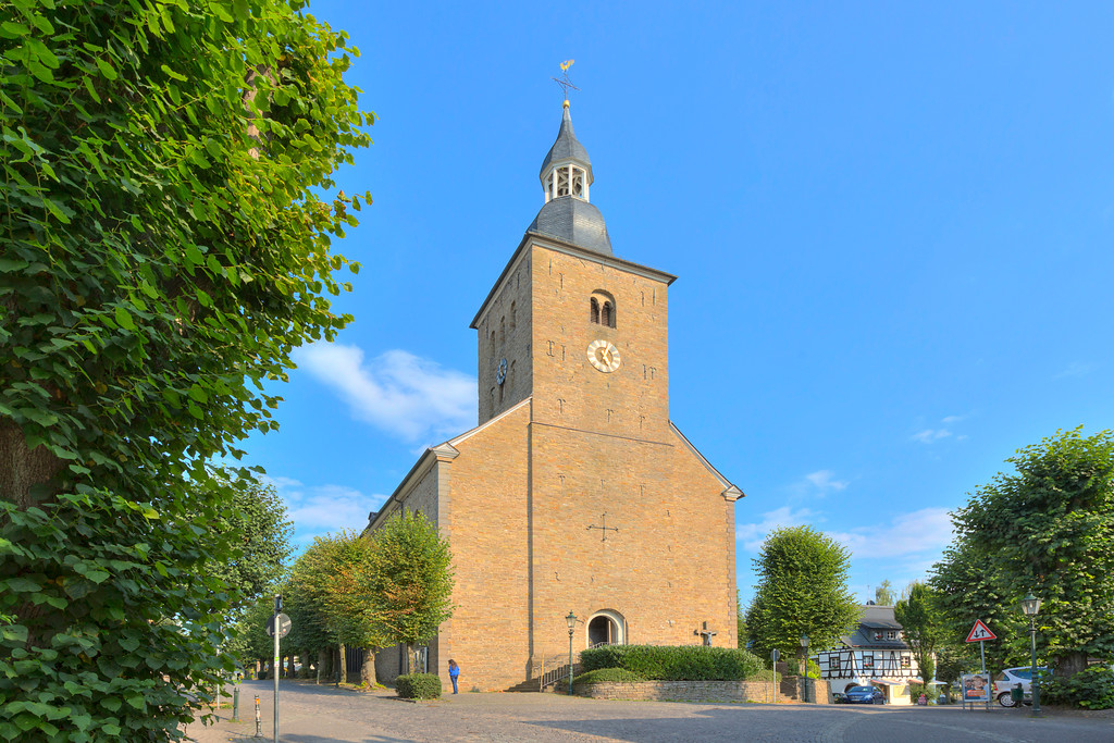 Die Katholische Pfarrkirche St. Severin in Lindlar (2013).