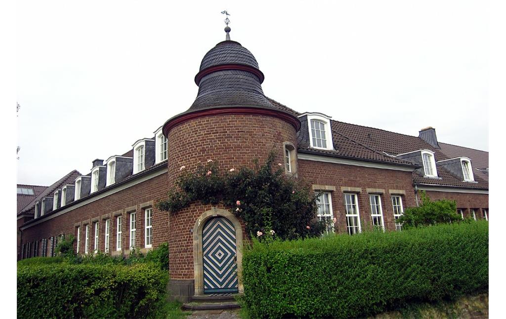 Ein Gebäude der früheren Wasserburg Neu-Hemmerich, heute Gutshof, in Frechen-Bachem (2013)