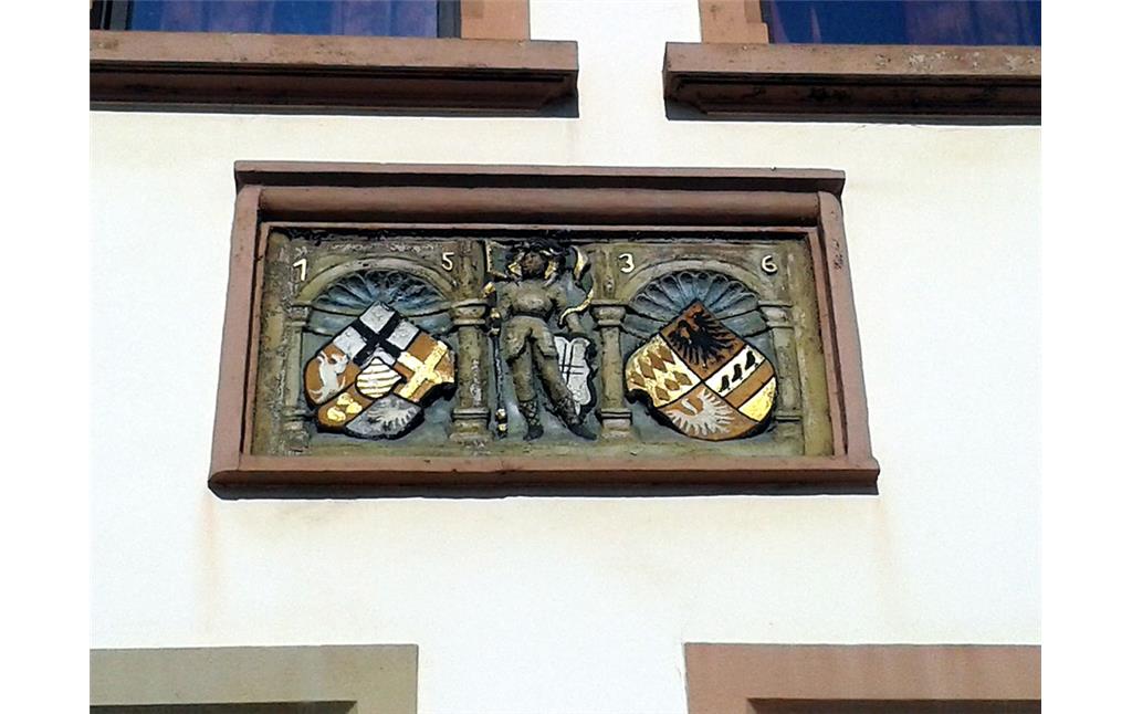 Wappenstein an der Fassade des Weinguts "Sonnenberg" in Bad Neuenahr (2016).