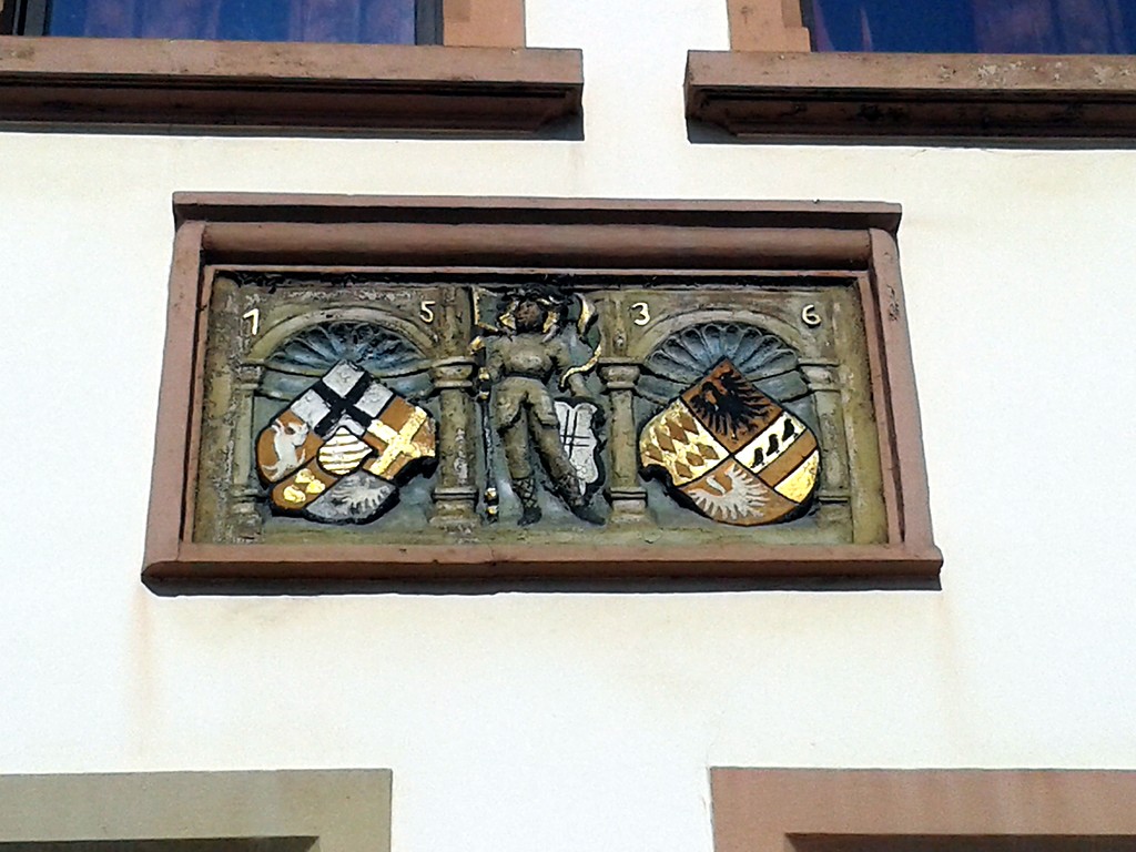 Wappenstein an der Fassade des Weinguts "Sonnenberg" in Bad Neuenahr (2016).