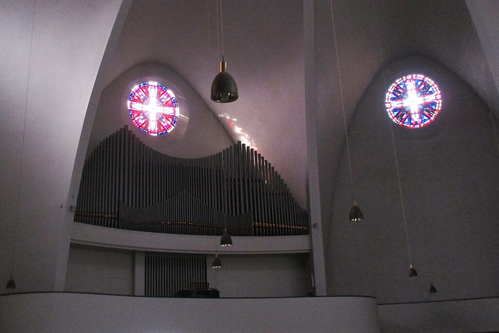 Der Bereich der Orgel im Inneren der katholischen Pfarrkirche St. Engelbert in Köln-Riehl (2020).