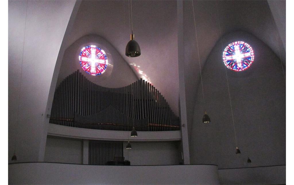 Der Bereich der Orgel im Inneren der katholischen Pfarrkirche St. Engelbert in Köln-Riehl (2020).