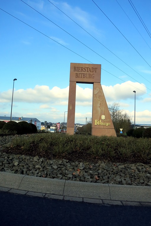 Hinweisskulptur auf die "Bierstadt Bitburg" und die Bitburger Brauerei an einem Verkehrskreisel in Bitburg (2015)