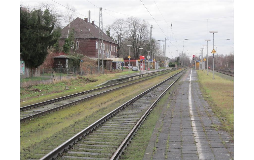 Bahnhof Trompet in Duisburg, Neustraße (2015), Blick über den Bahnsteig Richtung Moers