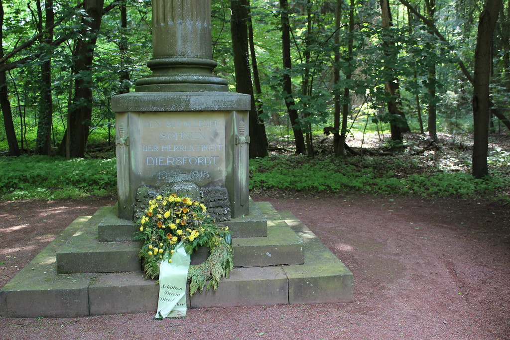 Gedenksäule auf dem Ehrenfriedhof in Diersfordt (2012)