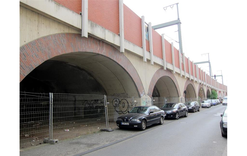 Viaduktbrücke der Bahnstrecke Köln-Aachen in der Hüttenstraße in Köln-Ehrenfeld (2015). Zu erkennen sind die nach Norden hin modern ergänzten Betonbögen für die Schnellzugstrecke Köln-Paris.