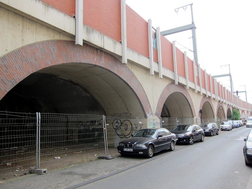 Viaduktbrücke der Bahnstrecke Köln-Aachen in der Hüttenstraße in Köln-Ehrenfeld (2015). Zu erkennen sind die nach Norden hin modern ergänzten Betonbögen für die Schnellzugstrecke Köln-Paris.