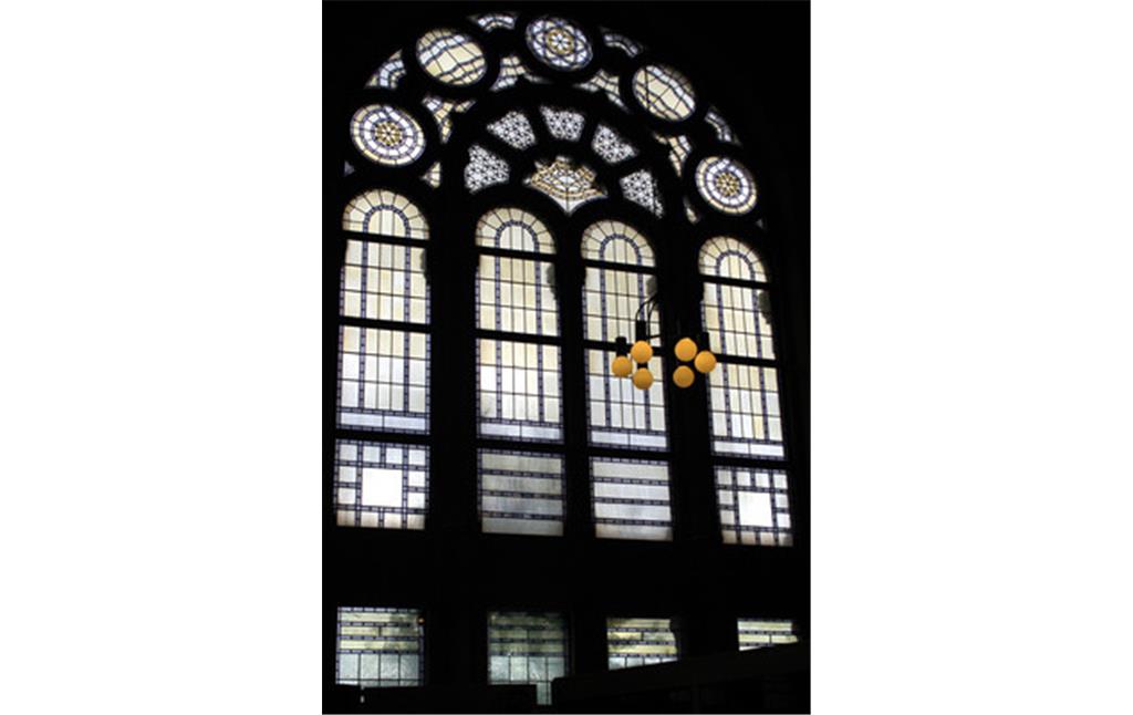 Alte Synagoge Essen: das Hauptfenster oberhalb der Empore (Aufnahme 2007).