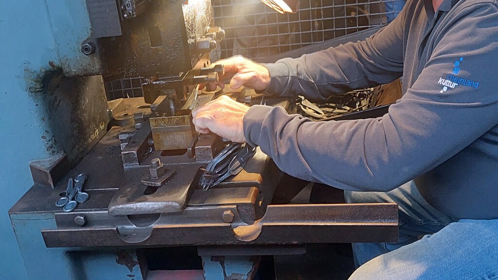 Bearbeitung von Scherenrohlingen auf einer historischen Maschine in der Gesenkschmiede Hendrichs (2023).